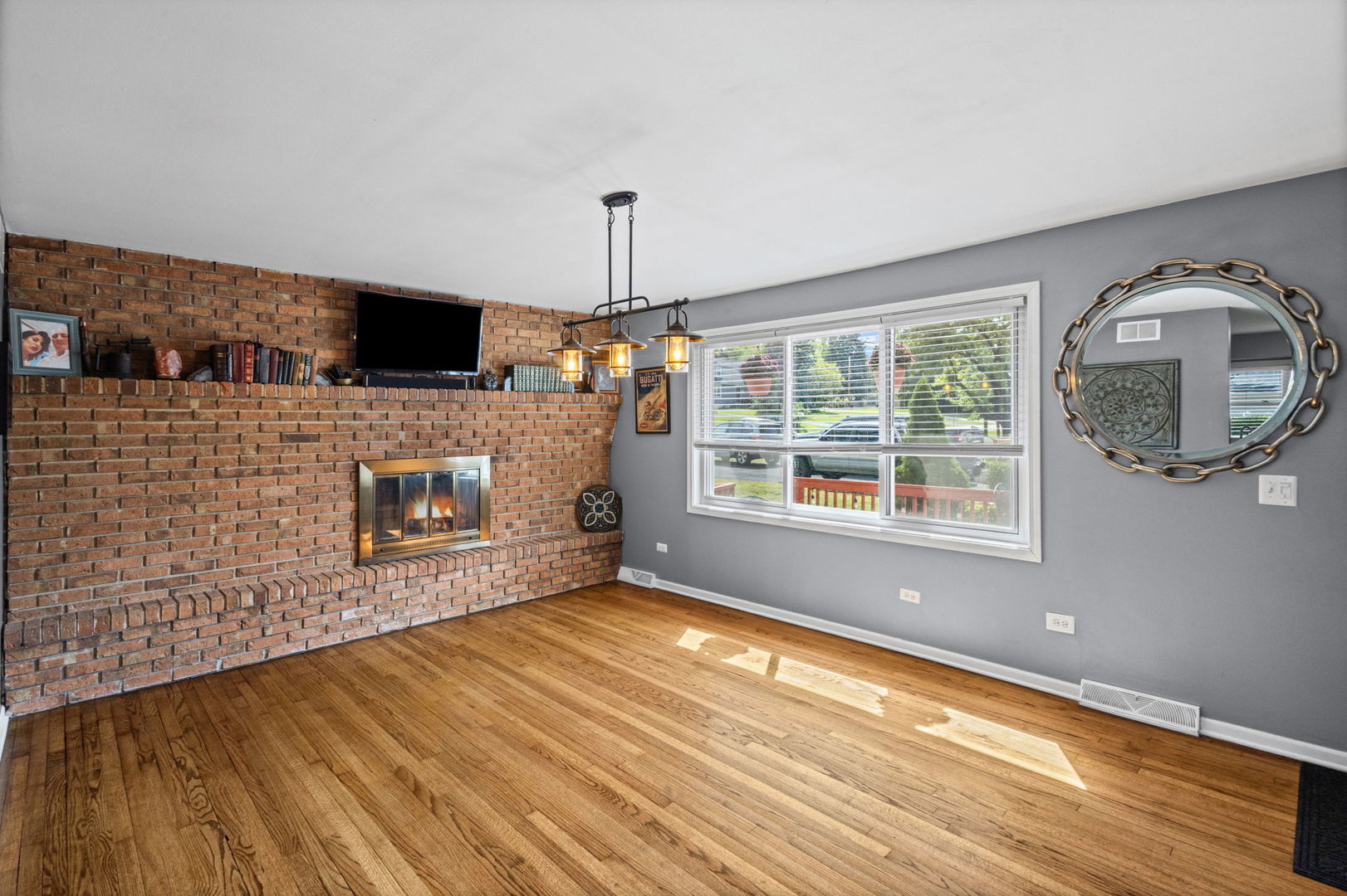 1s210 Lawler Avenue Property Photo 8