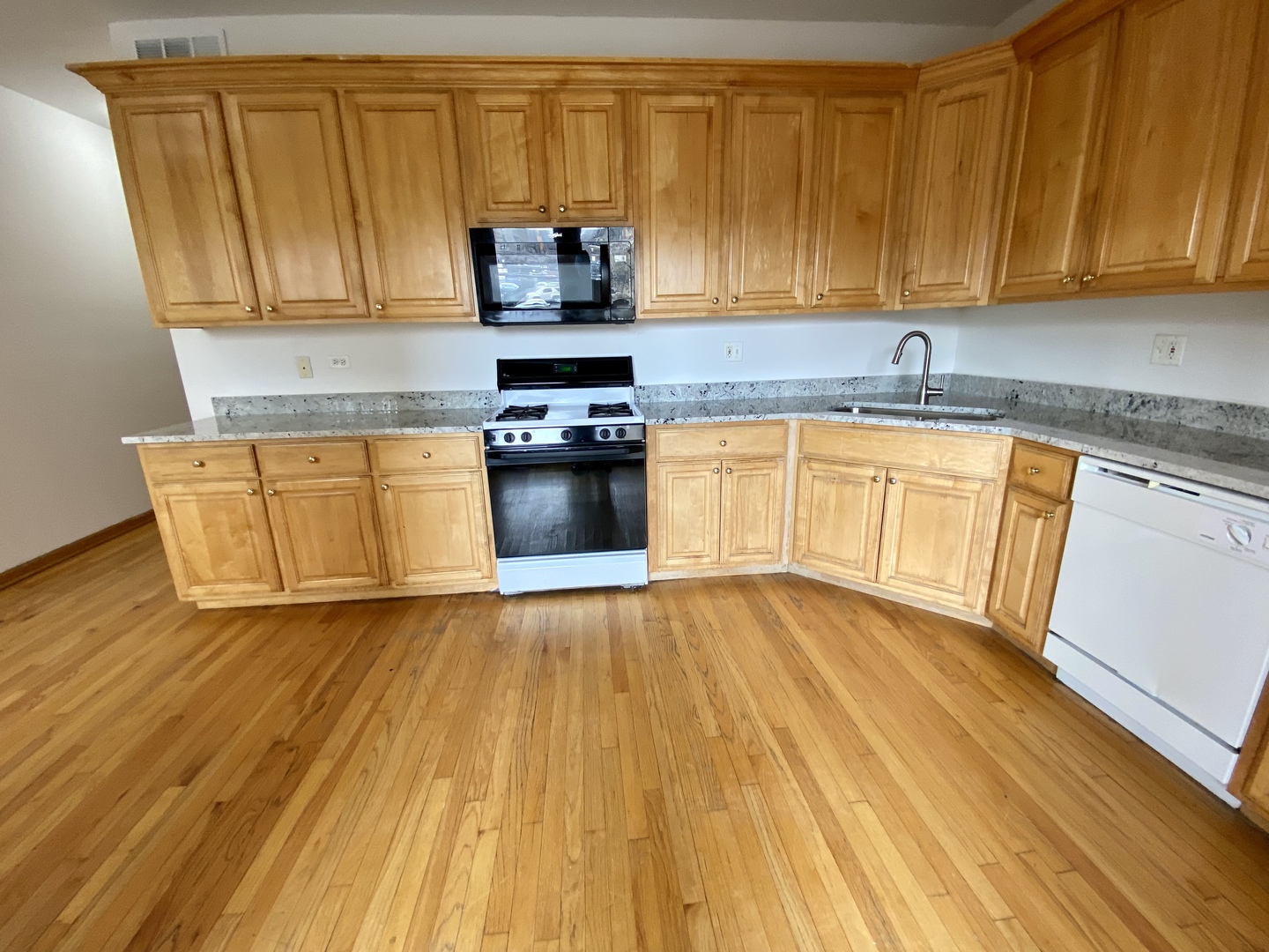 4233 N Kenmore Avenue 2n Property Photo 4