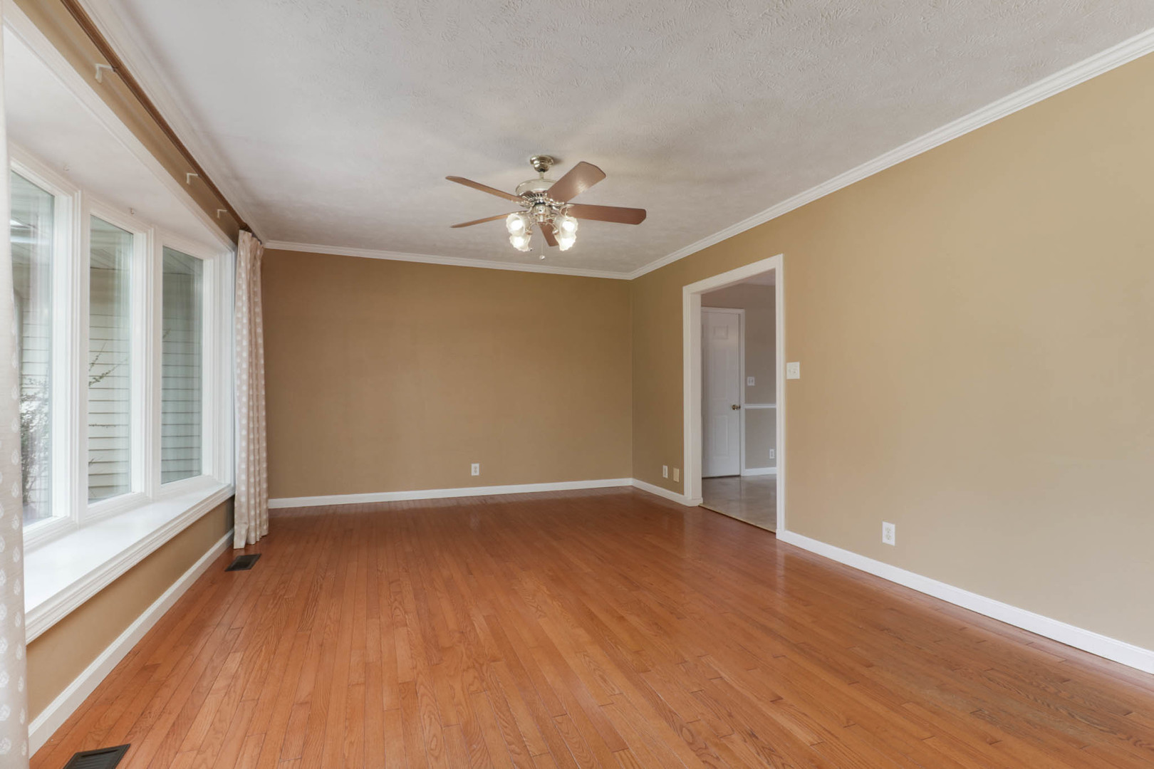19356 Nottingham Drive Property Photo 4