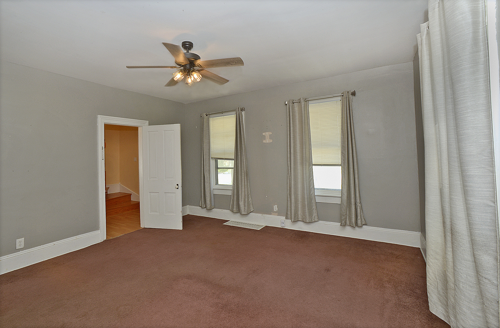 915 Illinois Avenue Property Photo 9