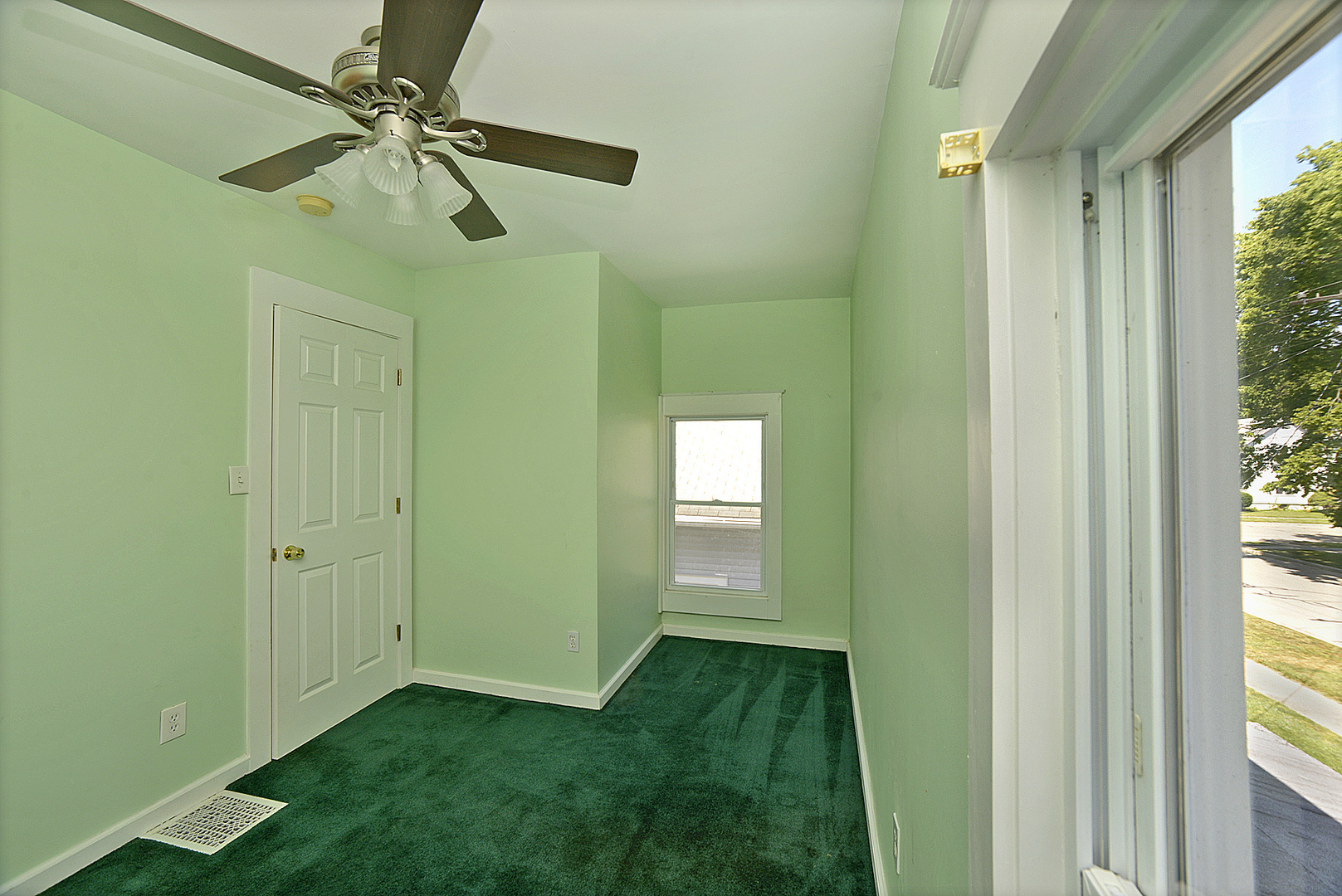 915 Illinois Avenue Property Photo 12