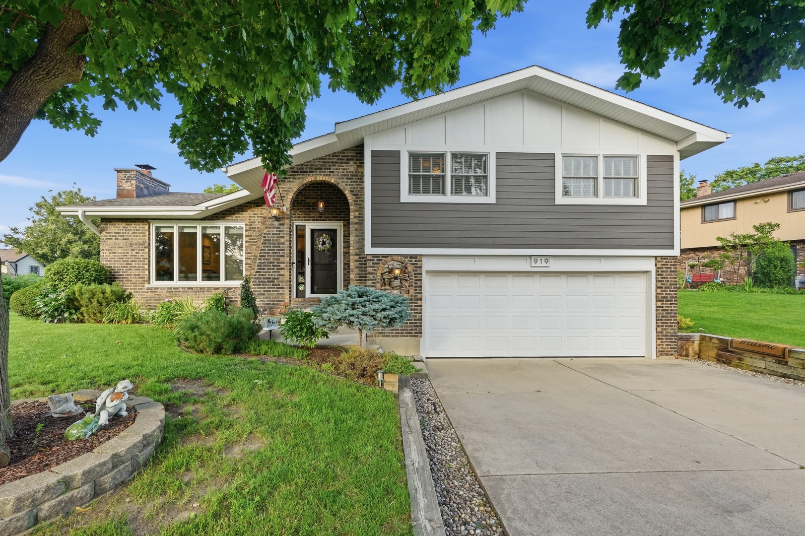 919 Hillview Drive Property Photo 1
