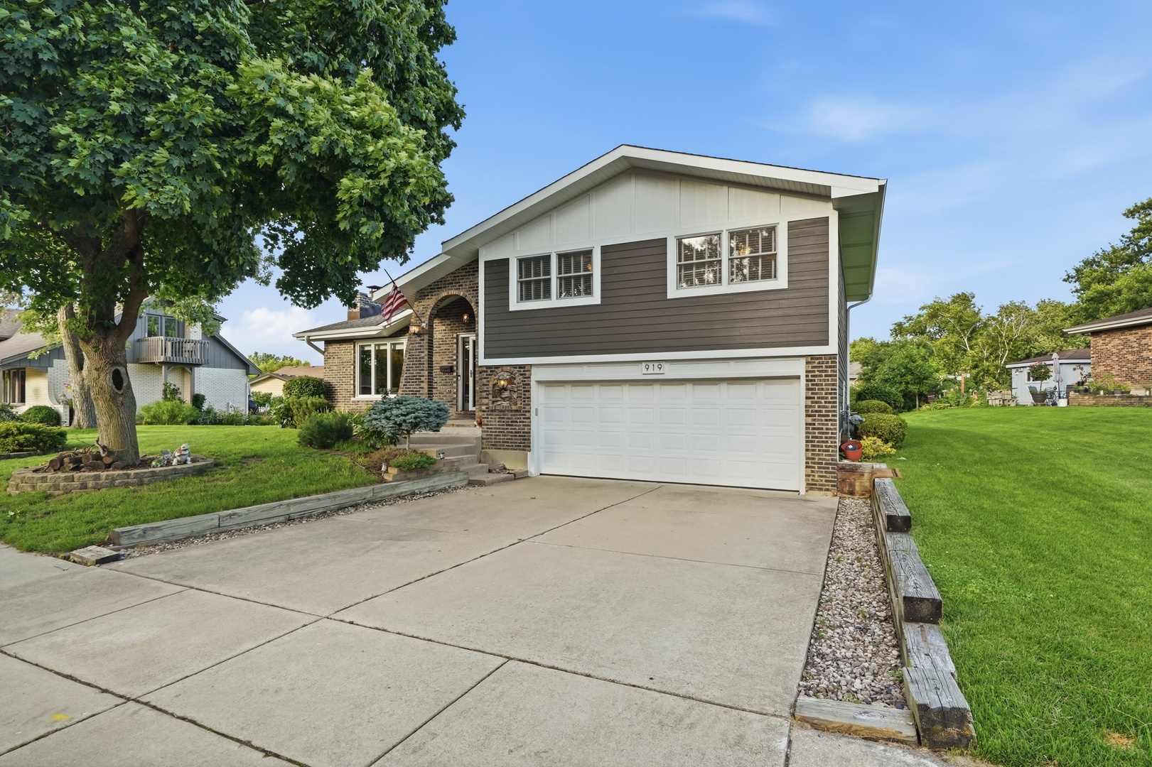 919 Hillview Drive Property Photo 3