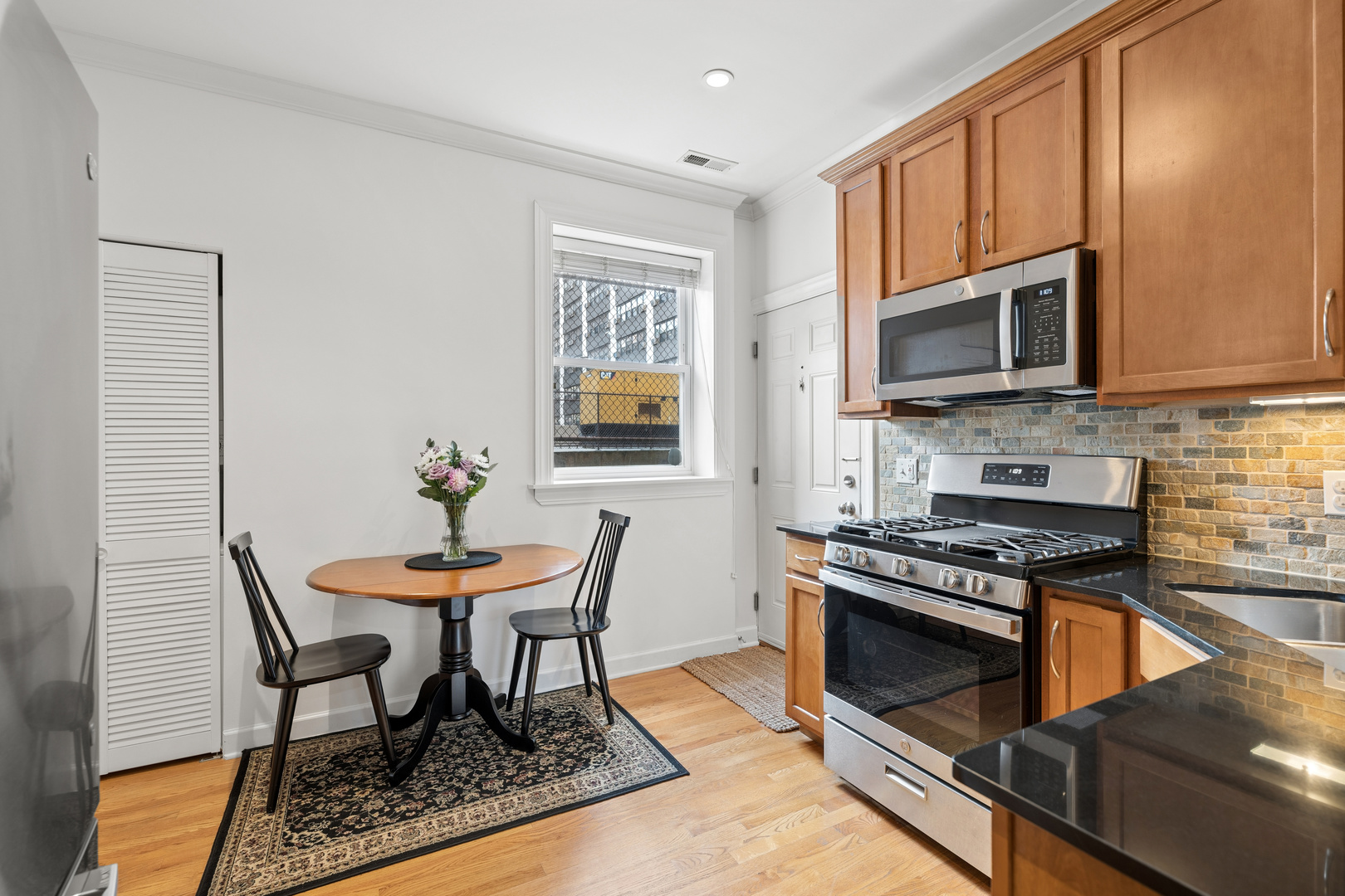 534.5 W Belmont Avenue 1n Property Photo 3