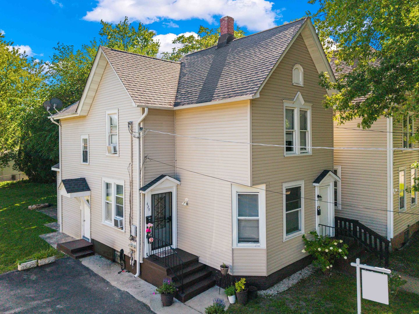 429 Center Street Property Photo 1