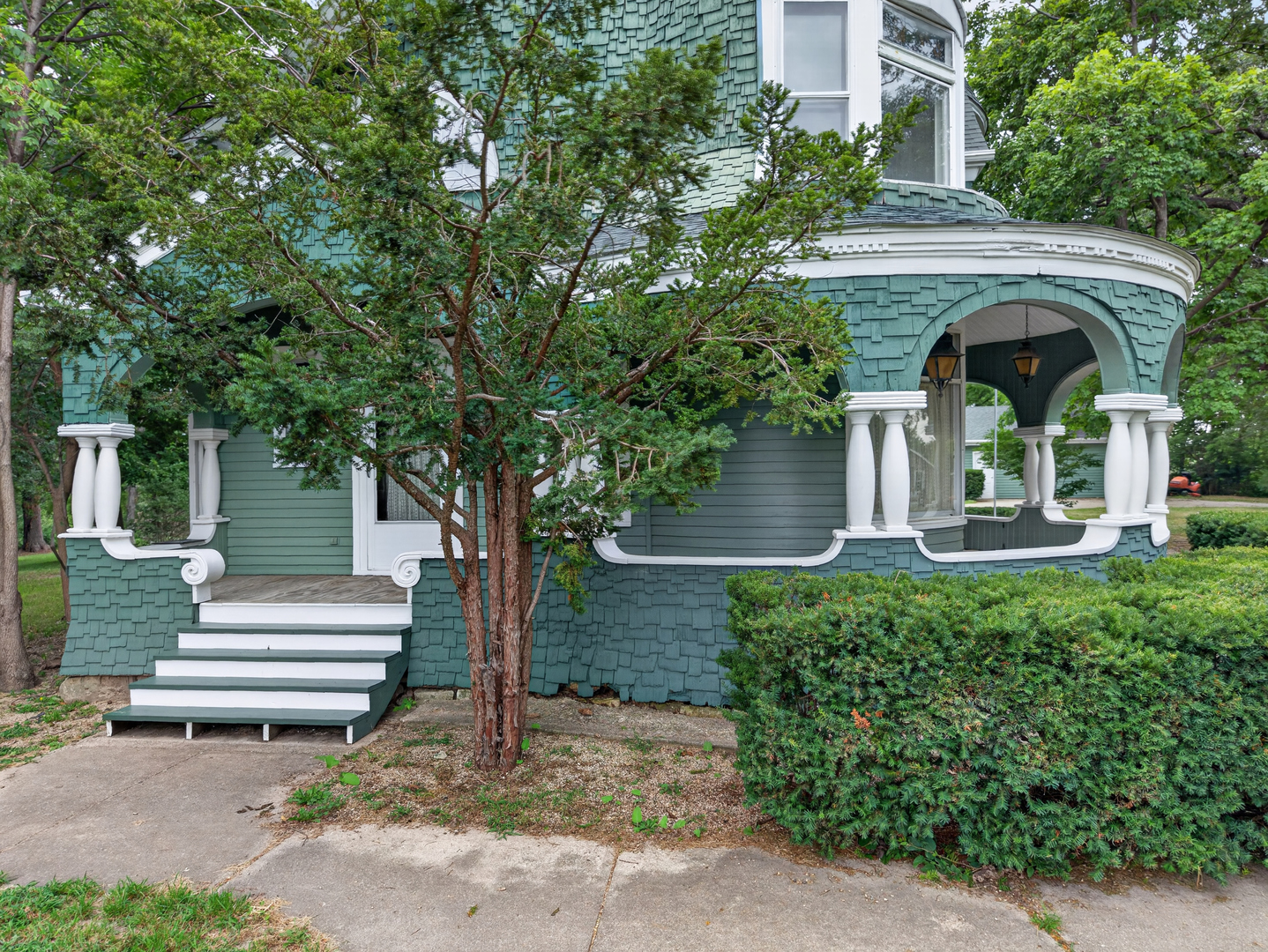 860 Best Street Property Photo 3