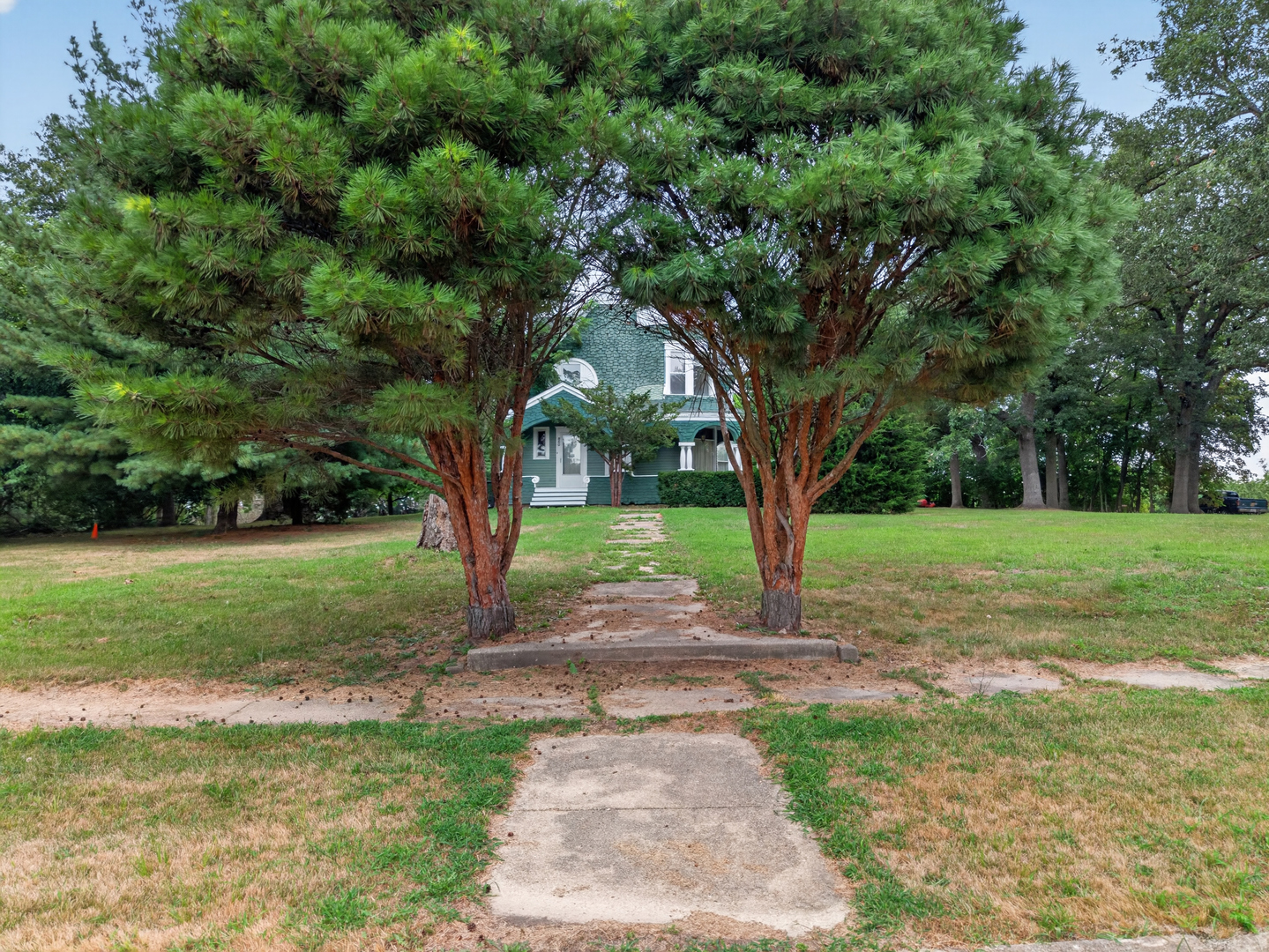 860 Best Street Property Photo 4
