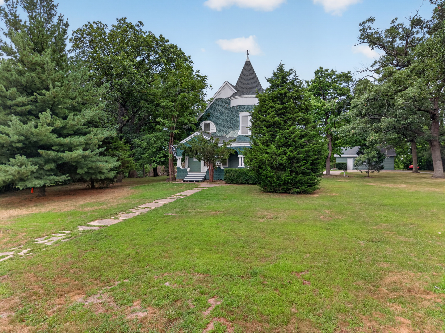 860 Best Street Property Photo 5