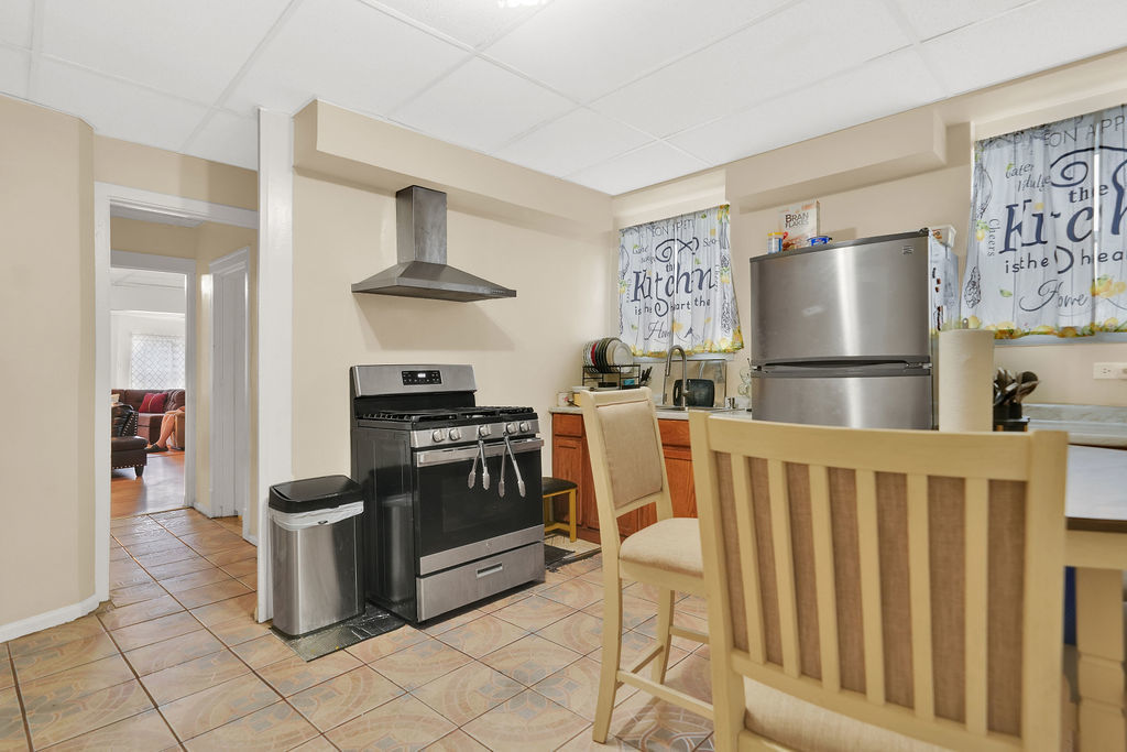 2001 W 35th Street Property Photo 10