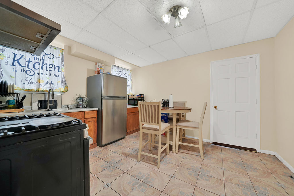 2001 W 35th Street Property Photo 11