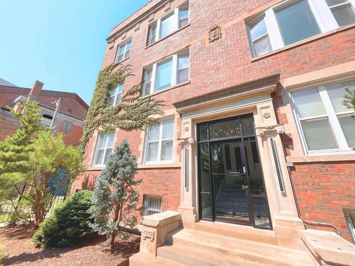 4240 S Calumet Avenue Property Photo 3
