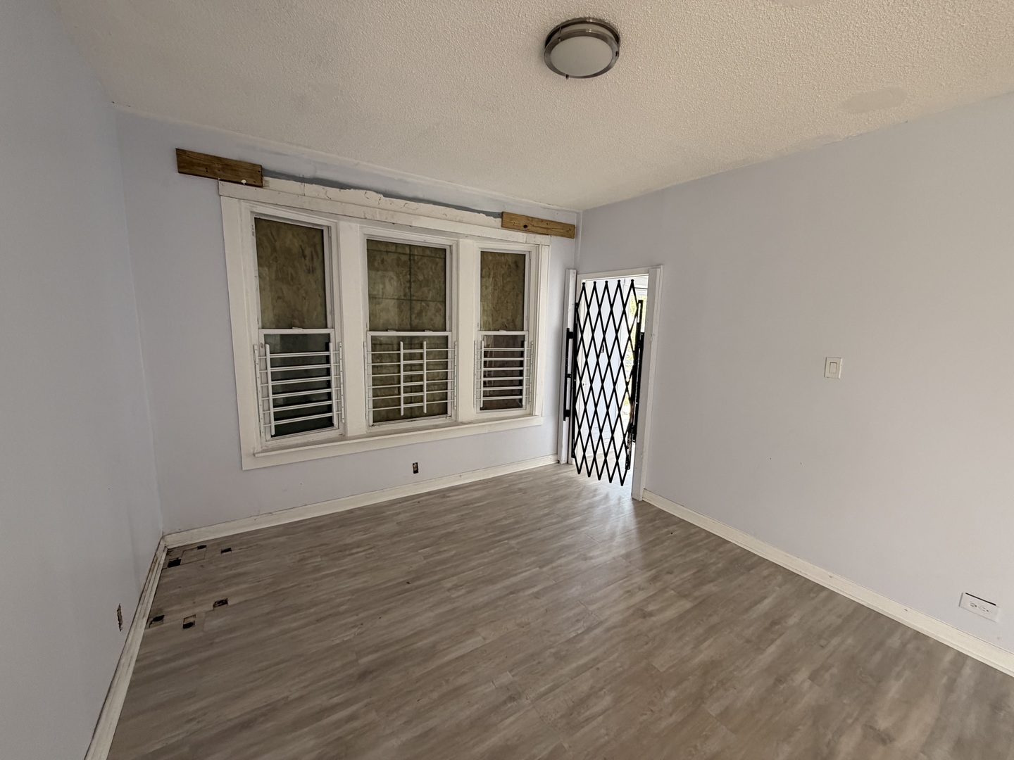 1400 W 72nd Place Property Photo 3