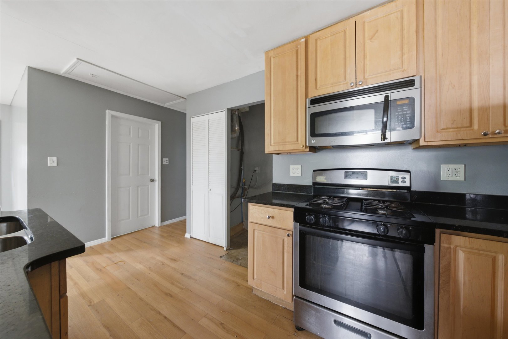 14647 Lincoln Avenue Property Photo 4