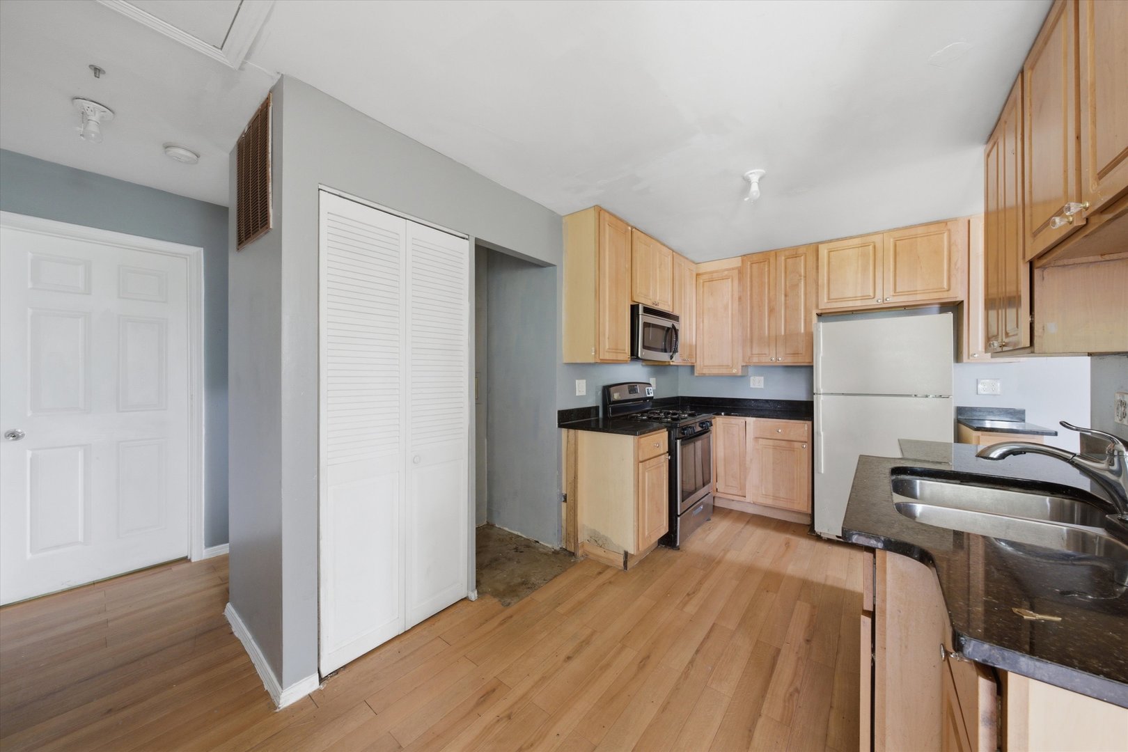 14647 Lincoln Avenue Property Photo 5