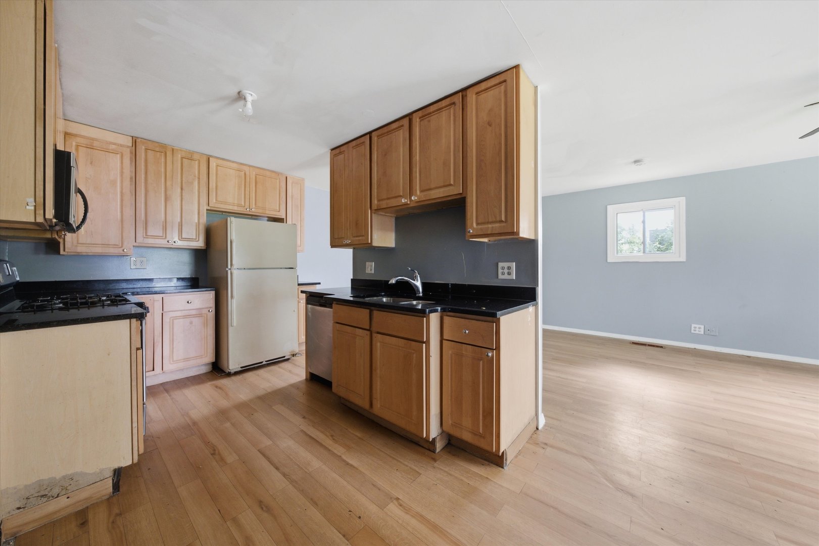 14647 Lincoln Avenue Property Photo 6