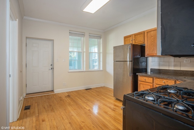2623 N Hamlin Avenue Property Photo 4