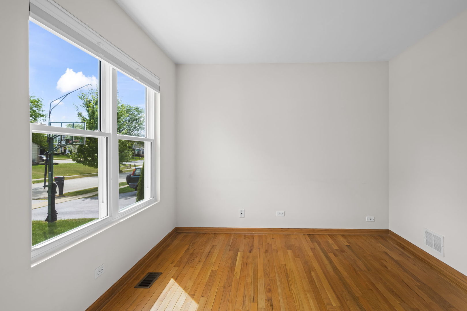 2072 Norwich Drive Property Photo 5