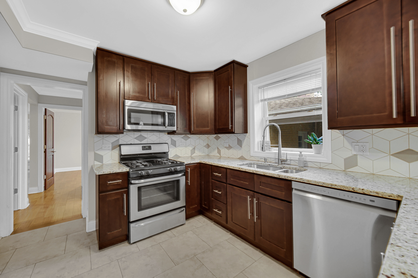 5526 Washington Street Property Photo 3