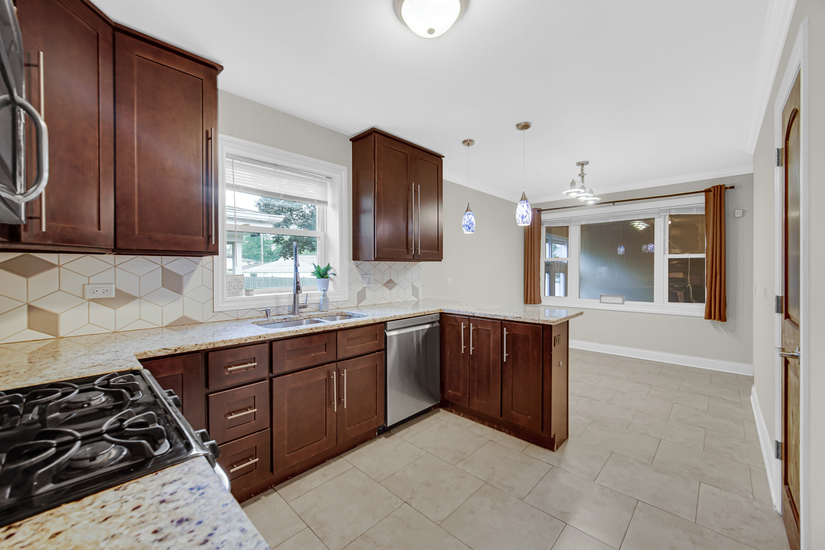 5526 Washington Street Property Photo 4