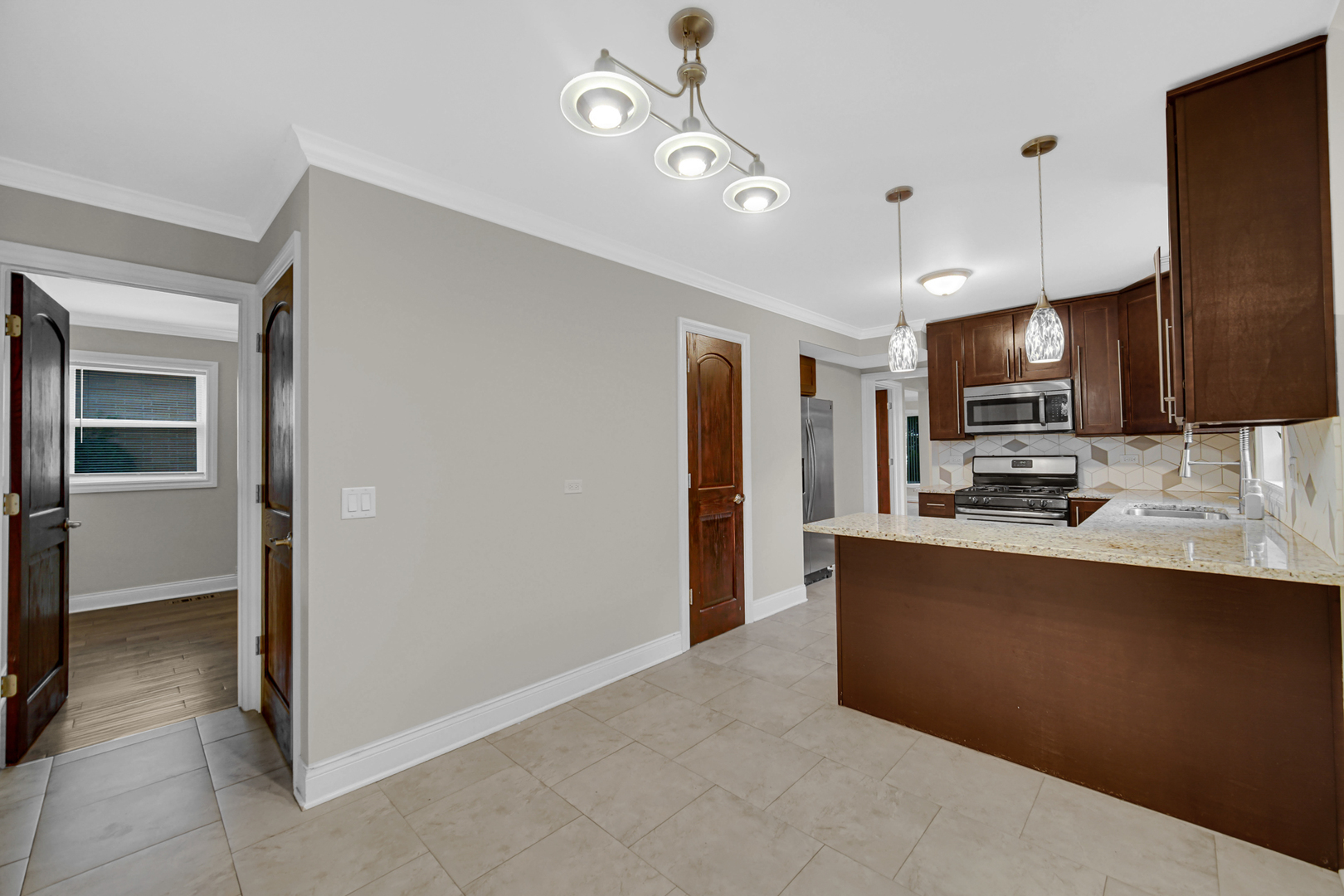 5526 Washington Street Property Photo 5