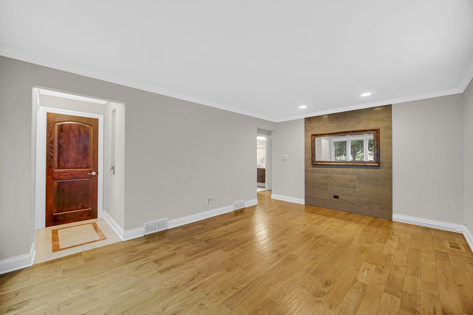 5526 Washington Street Property Photo 9