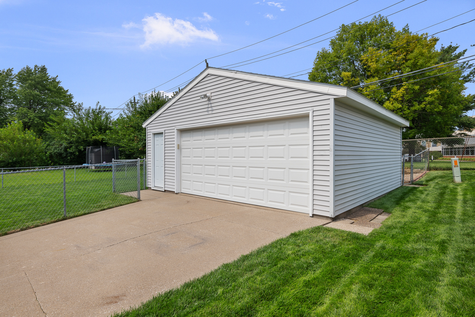 2412 Maplecrest Road Property Photo 3