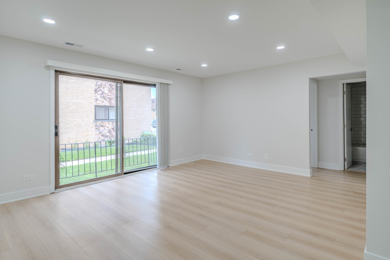 8504 W Catherine Avenue 1n Property Photo 4