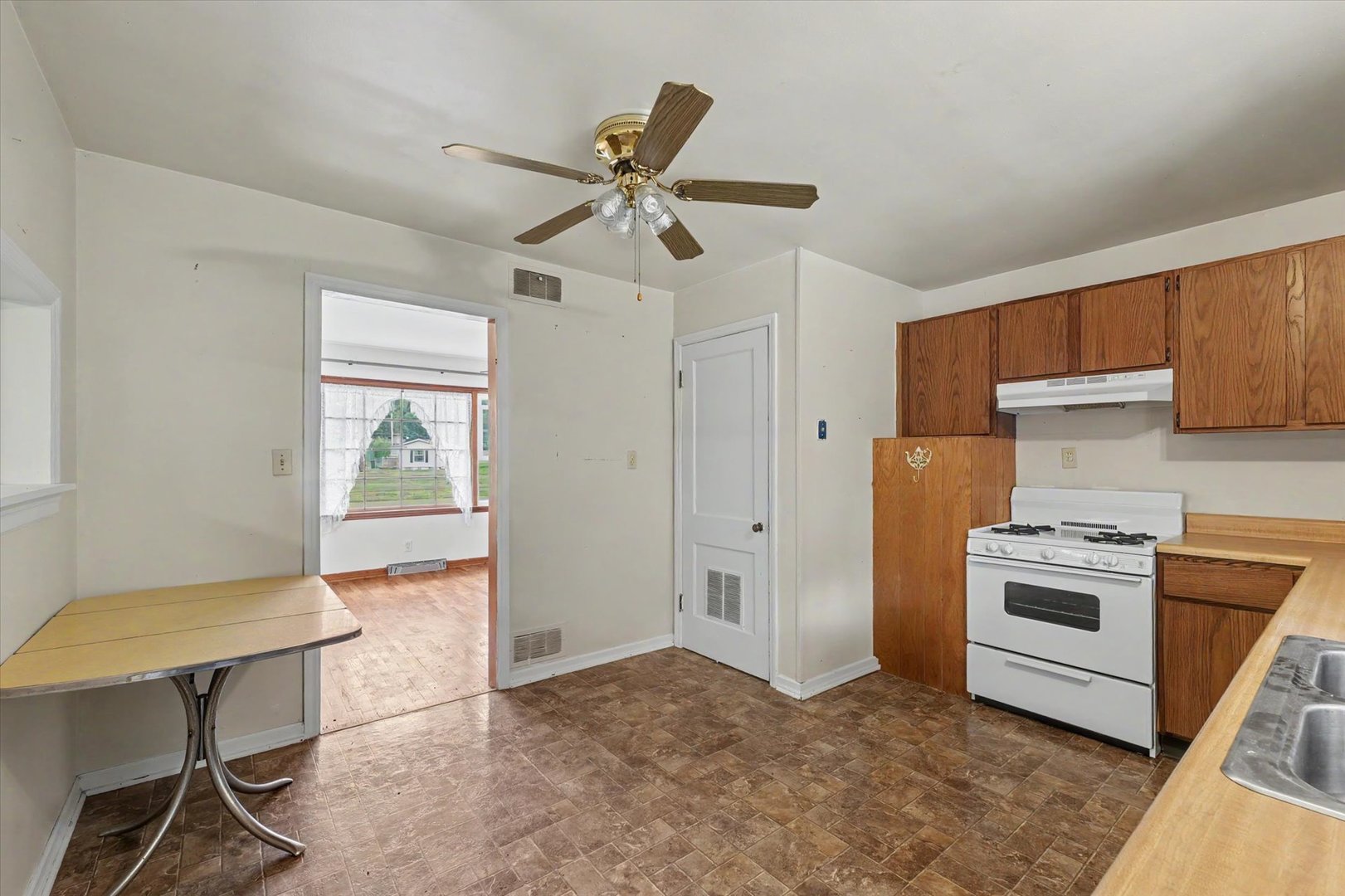 221 E Main Street Property Photo 15