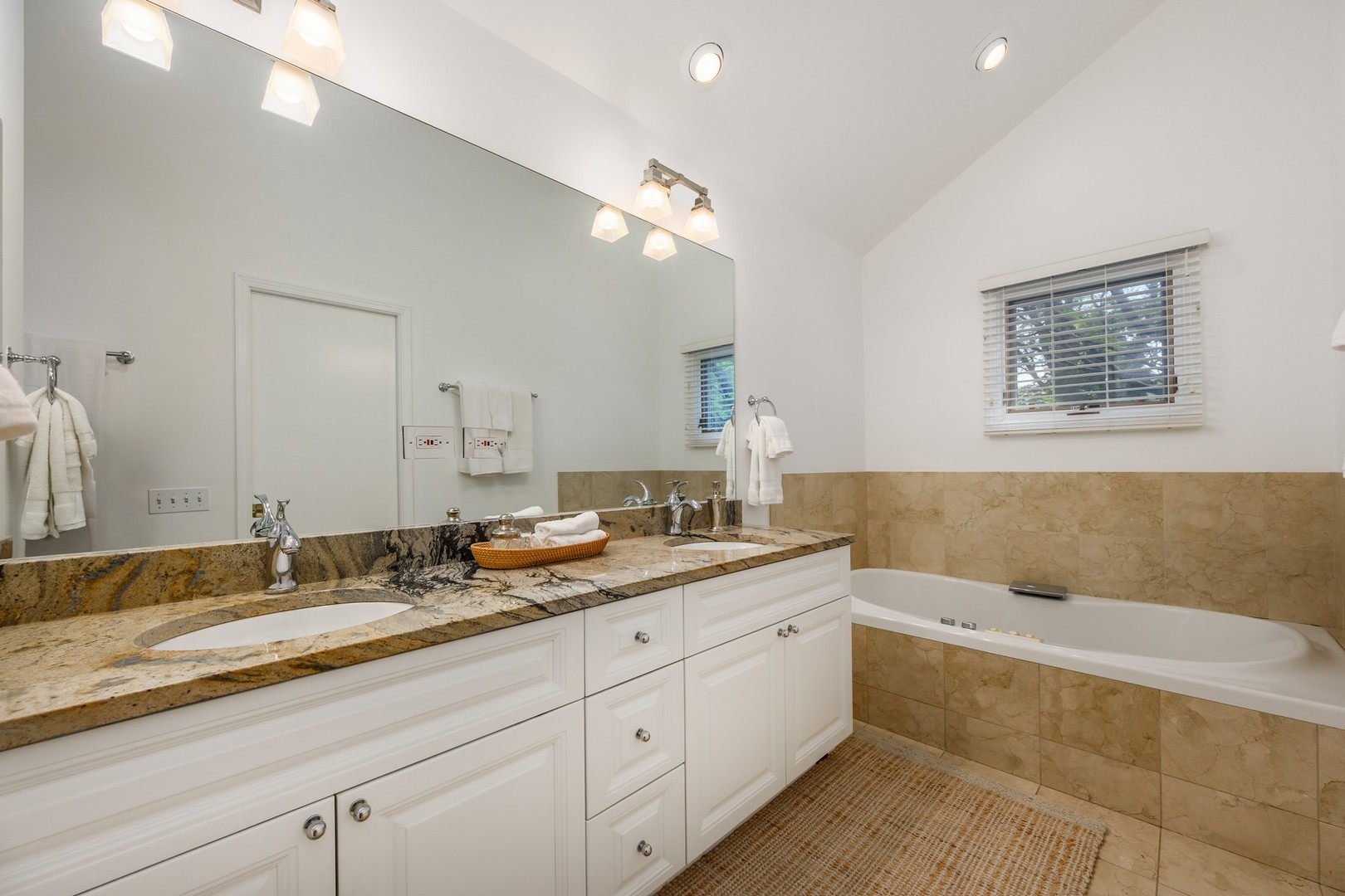 1434 W Belden Avenue Property Photo 17
