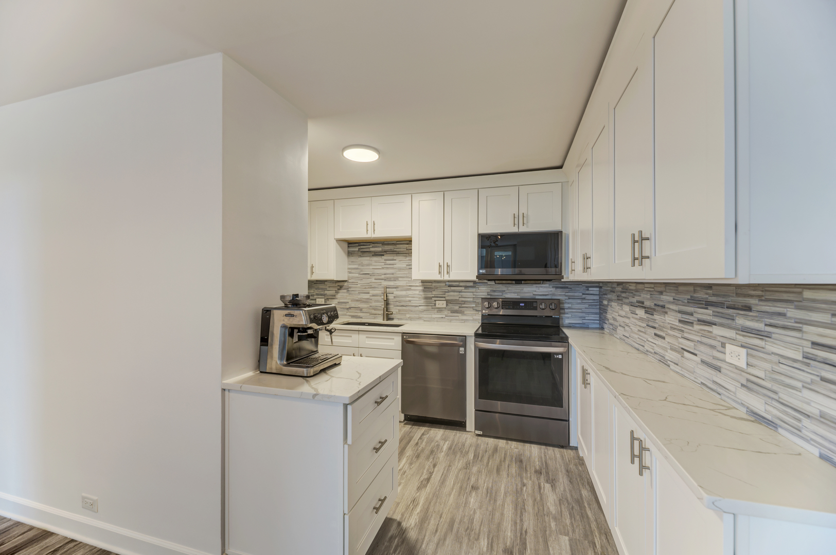 4250 N Marine Drive 807 Property Photo 17