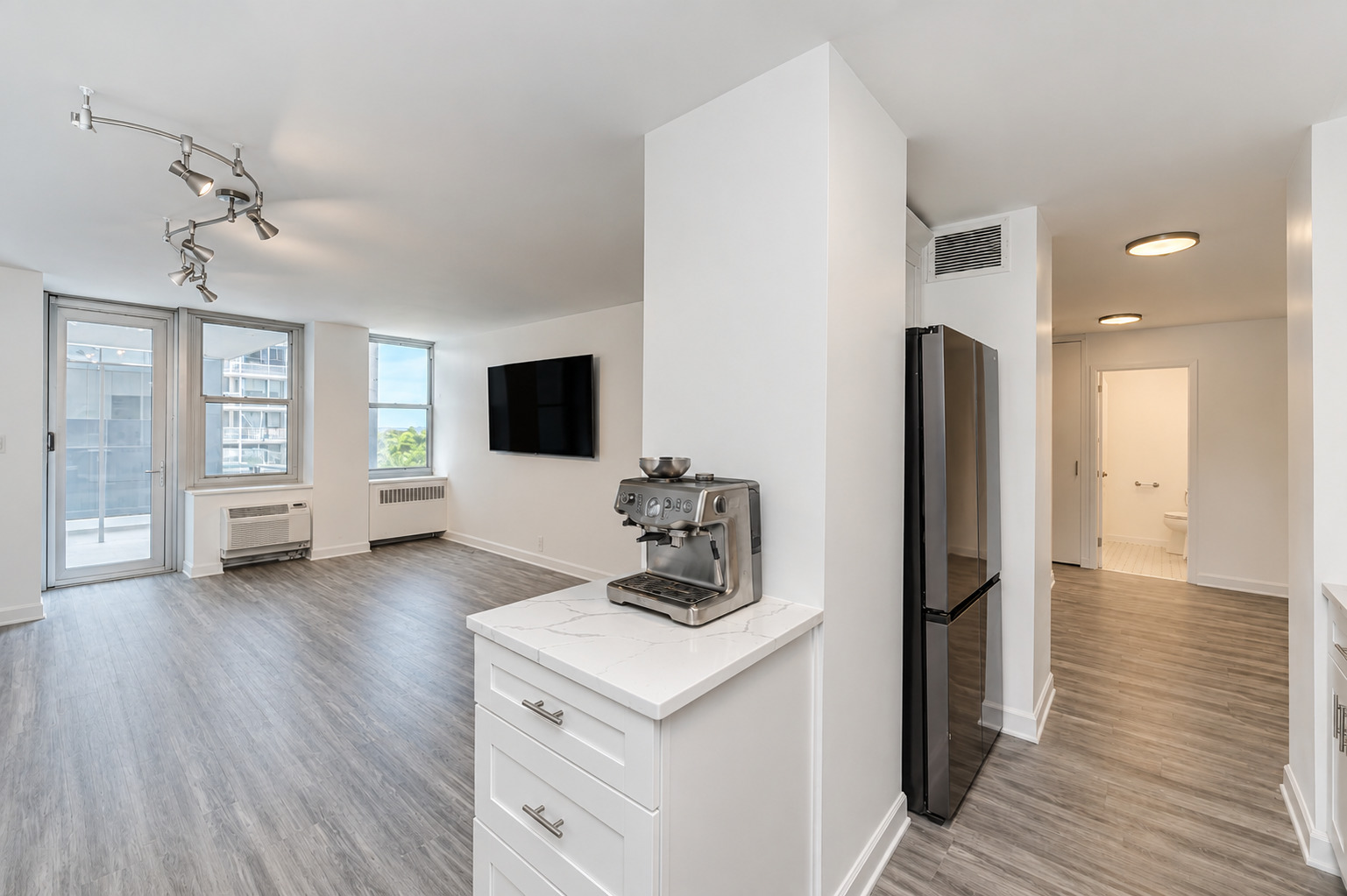 4250 N Marine Drive 807 Property Photo 18