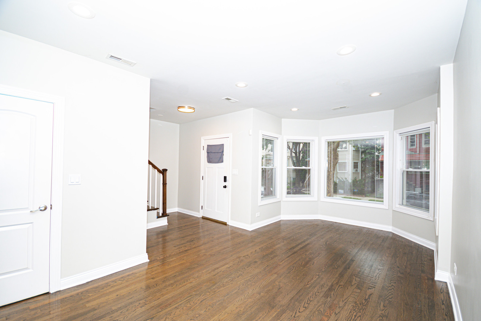 2824 N Springfield Avenue Property Photo 5