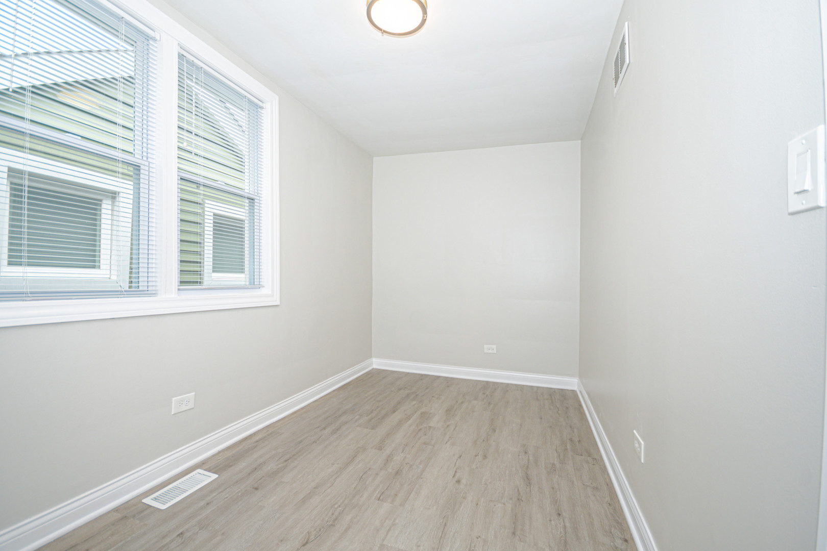 2824 N Springfield Avenue Property Photo 31