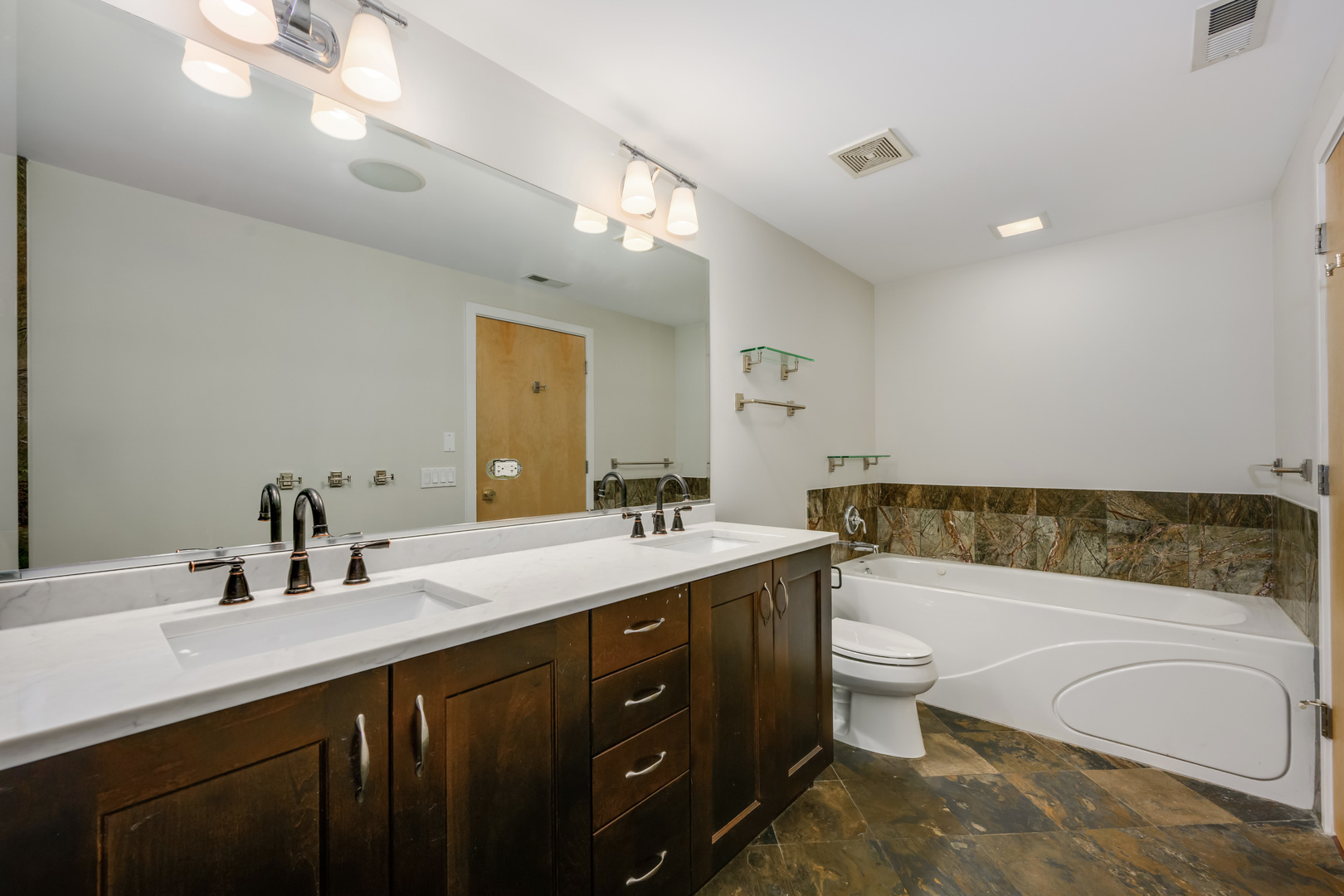 3946 N Ravenswood Avenue 607 Property Photo 13