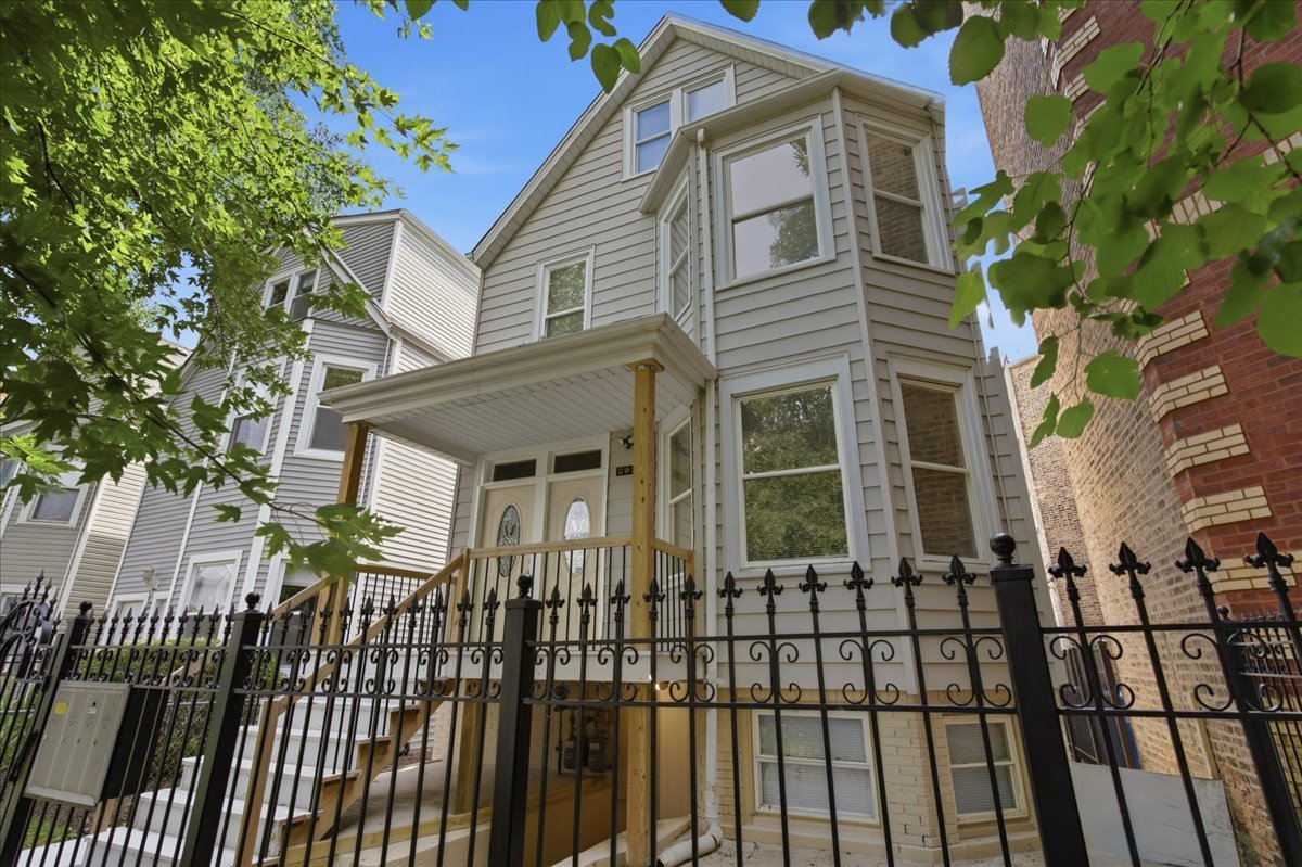2939 N Hamlin Avenue Property Photo 1
