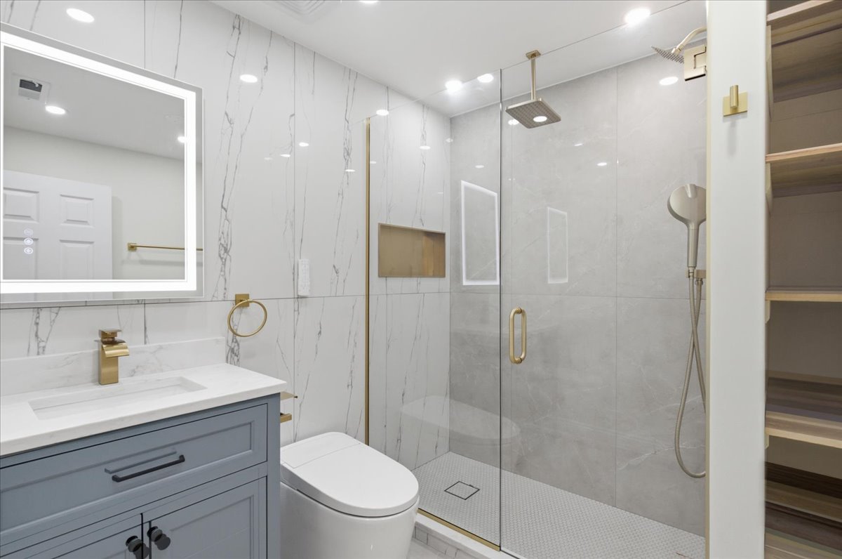 2939 N Hamlin Avenue Property Photo 4