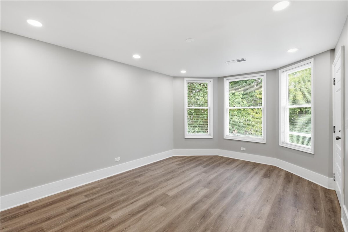 2939 N Hamlin Avenue Property Photo 5