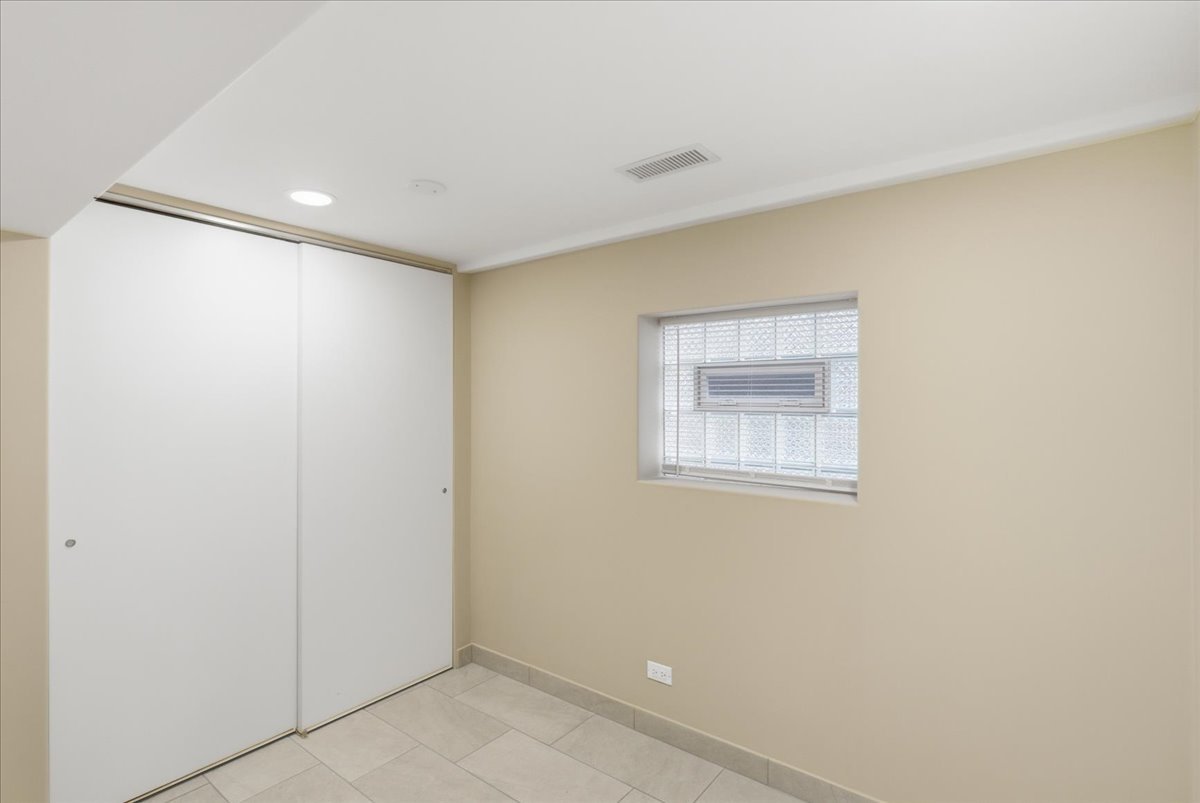 2939 N Hamlin Avenue Property Photo 18