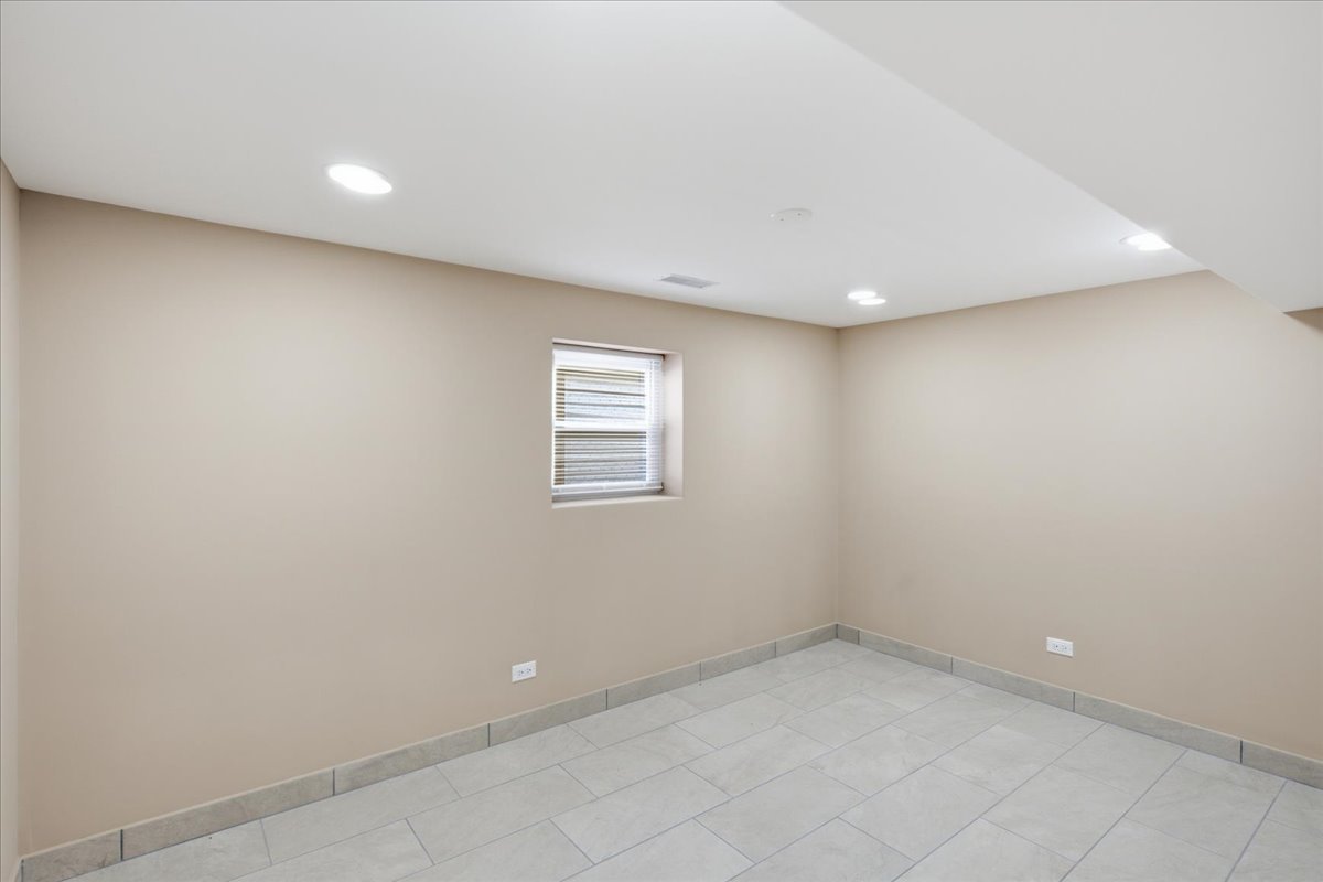 2939 N Hamlin Avenue Property Photo 19