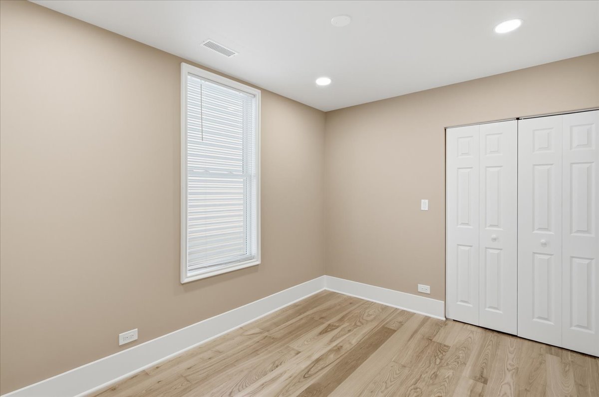2939 N Hamlin Avenue Property Photo 21