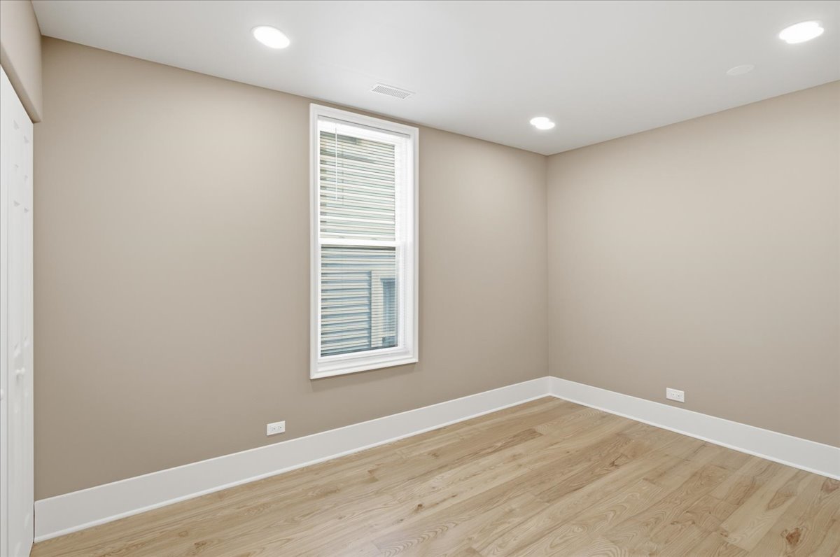 2939 N Hamlin Avenue Property Photo 22