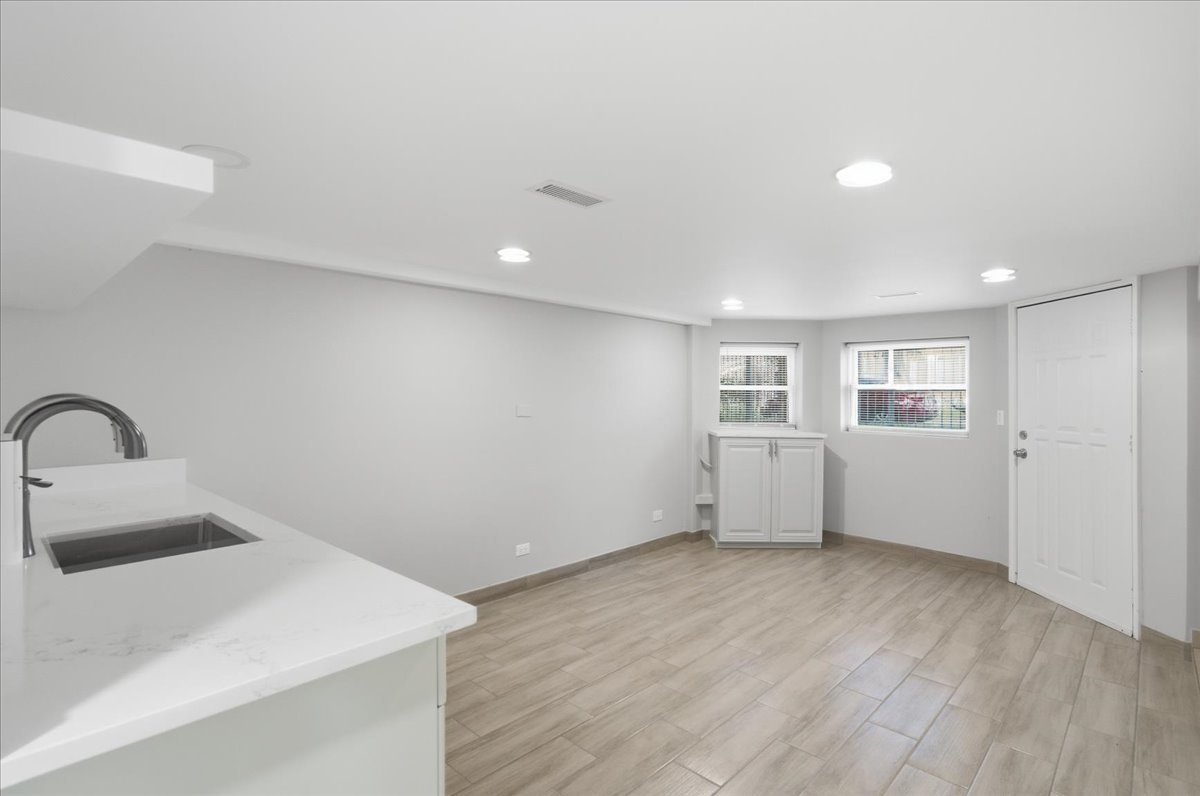 2939 N Hamlin Avenue Property Photo 23
