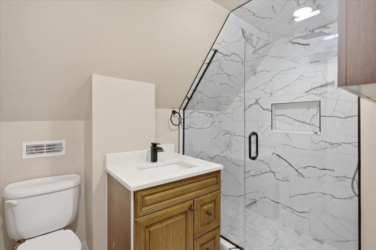 2939 N Hamlin Avenue Property Photo 26
