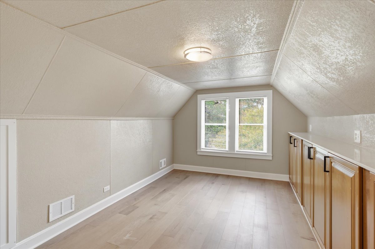 2939 N Hamlin Avenue Property Photo 27