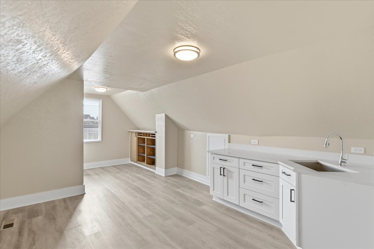 2939 N Hamlin Avenue Property Photo 30