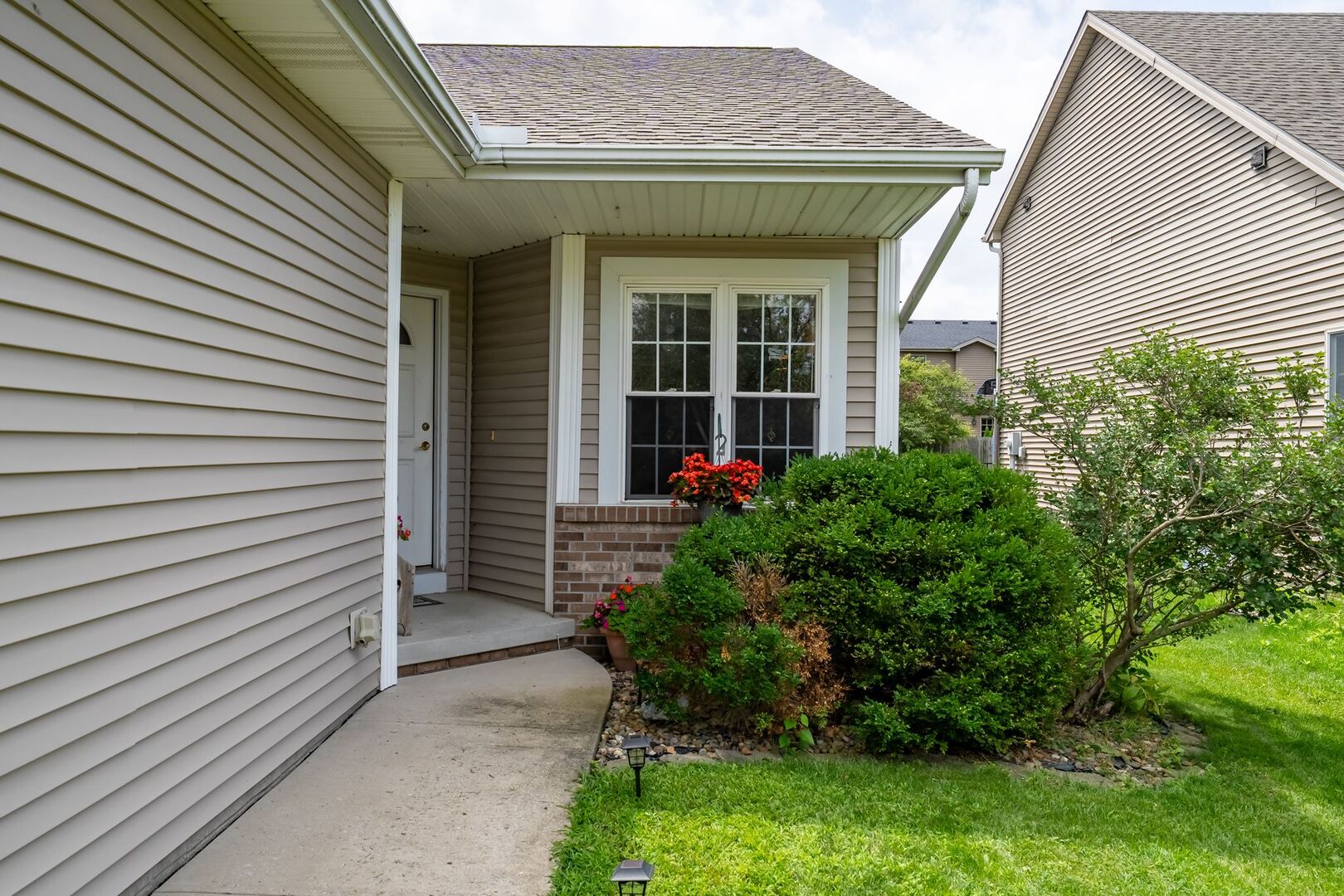2915 E Raab Road Property Photo 1