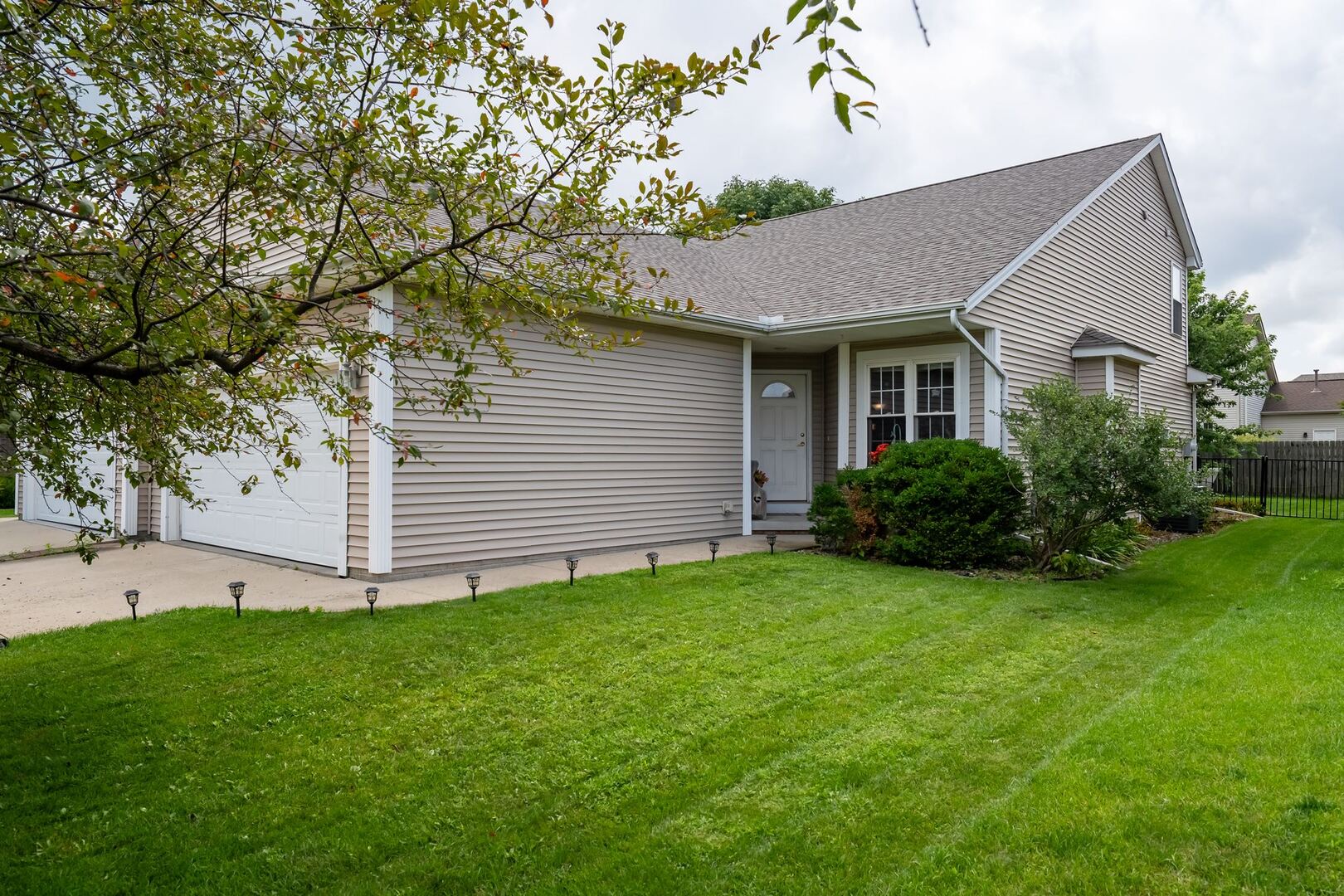 2915 E Raab Road Property Photo 2