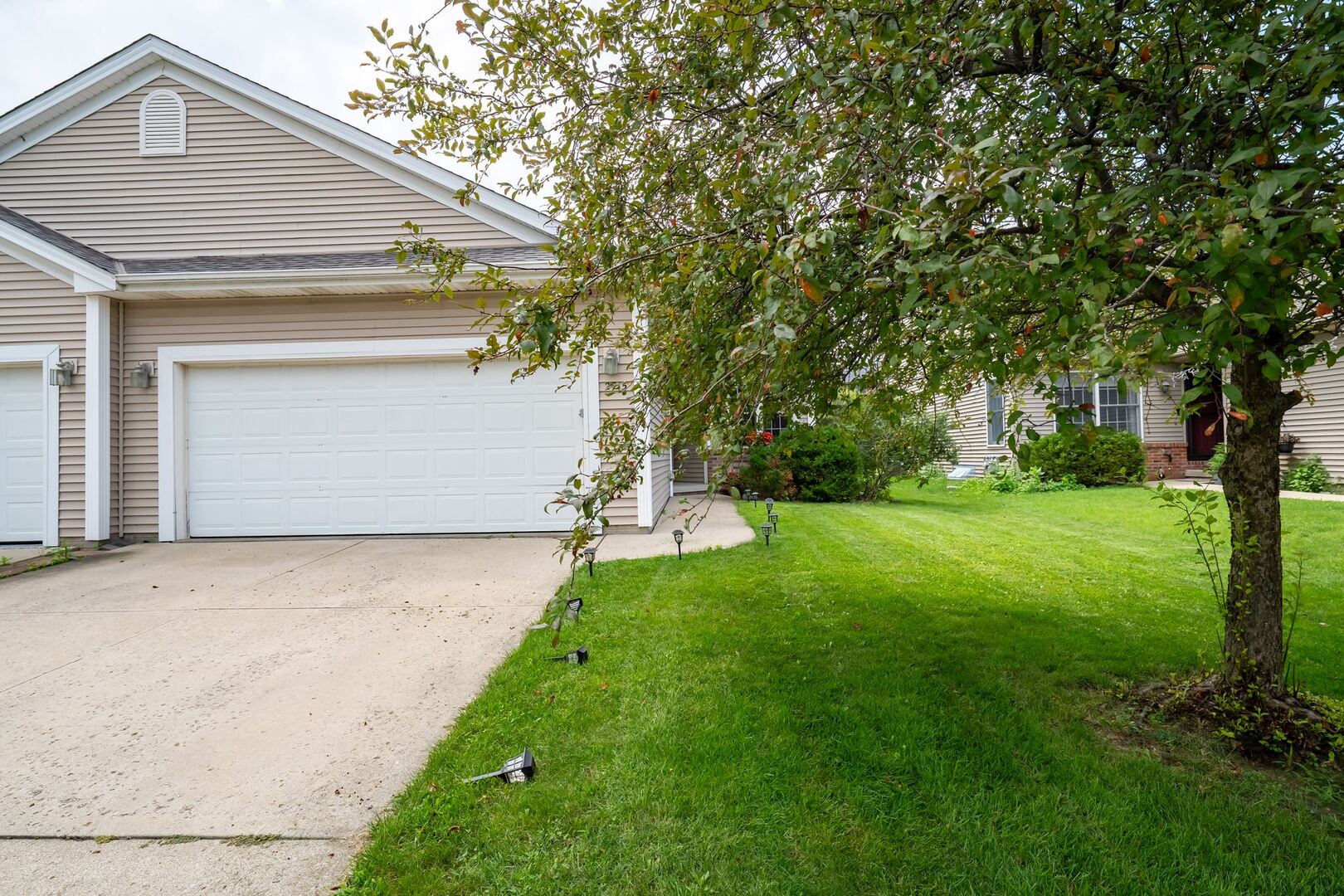 2915 E Raab Road Property Photo 4