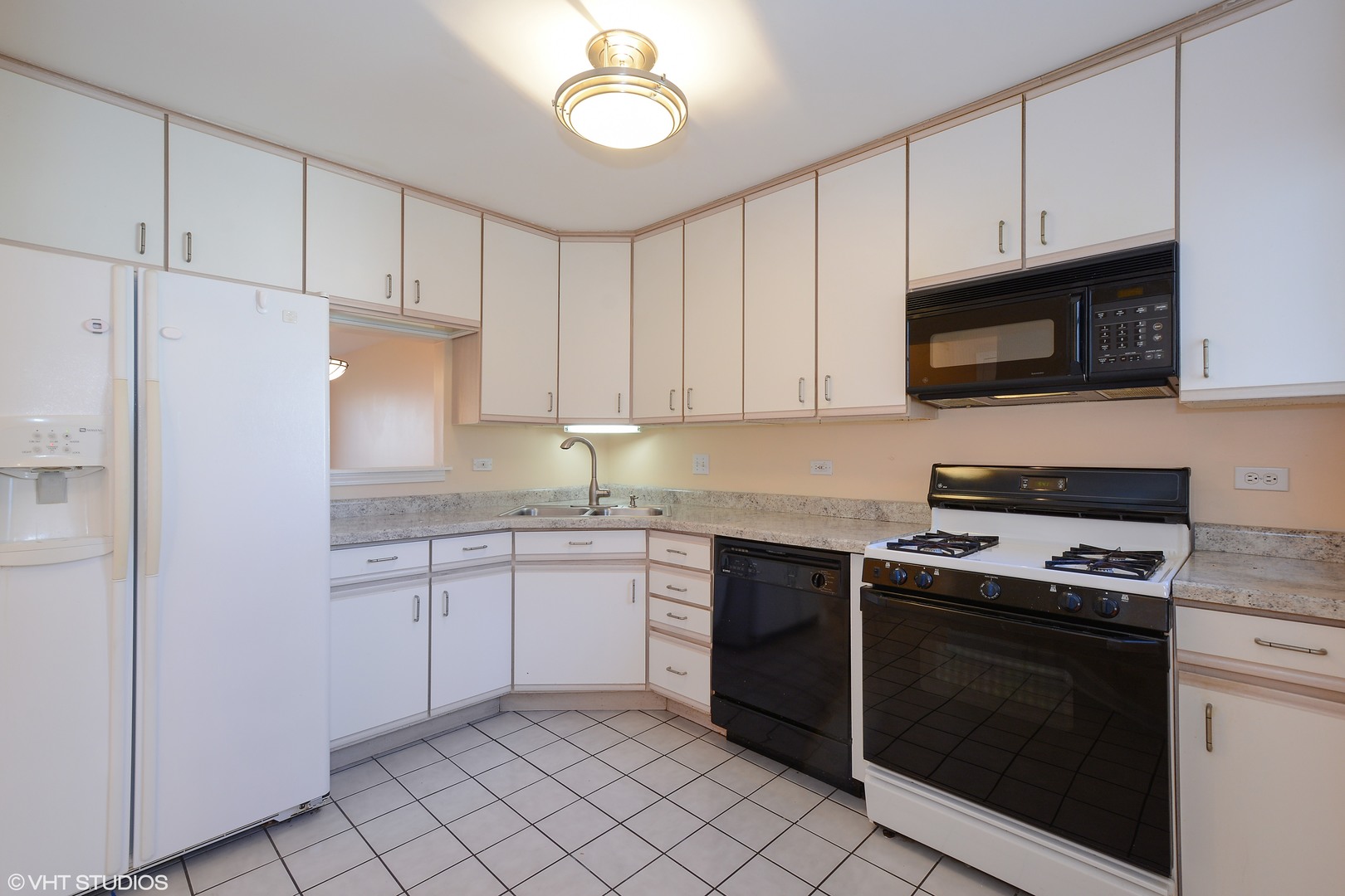 1560 N Saint Marks Place Property Photo 4