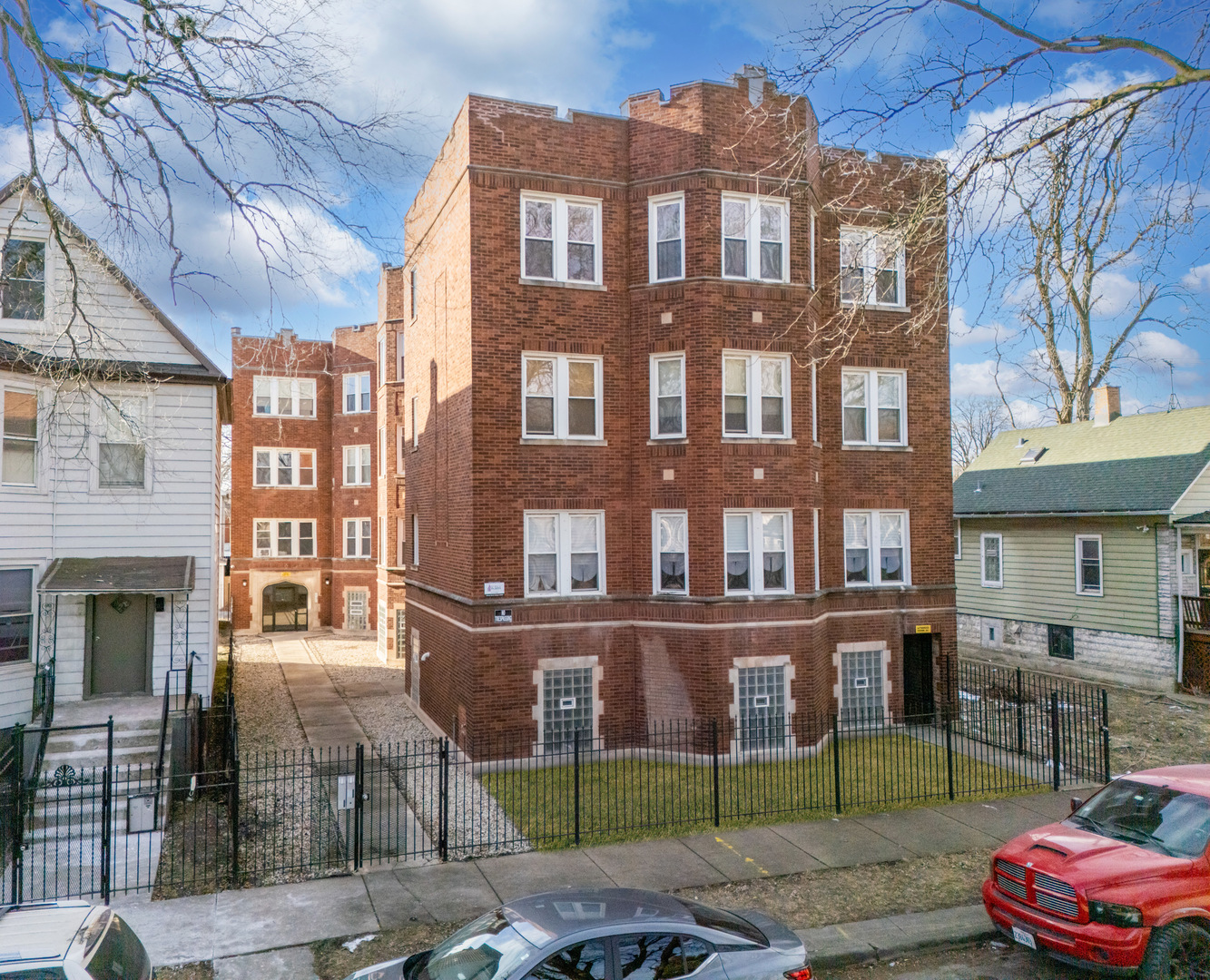 7626 S Drexel Street 2W Property Photo 1